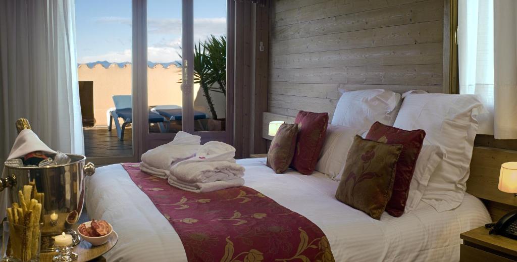 Hotel La Placa Garriguella Chambre photo