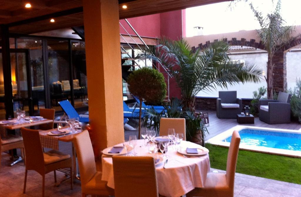 Hotel La Placa Garriguella Extérieur photo