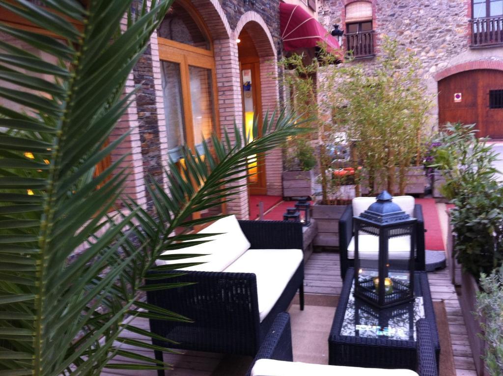 Hotel La Placa Garriguella Extérieur photo