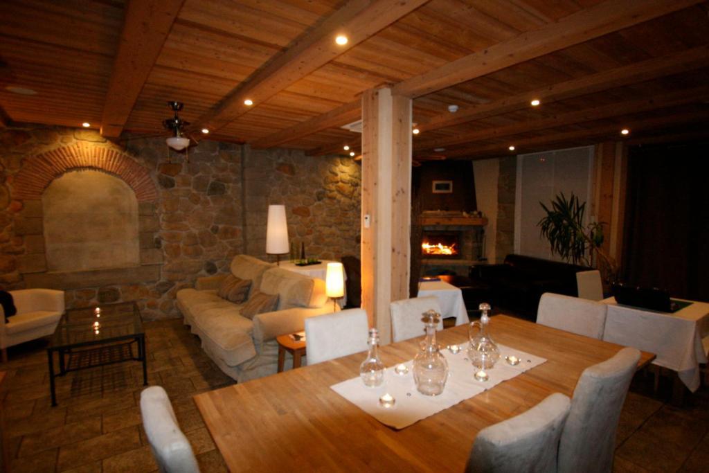 Hotel La Placa Garriguella Extérieur photo