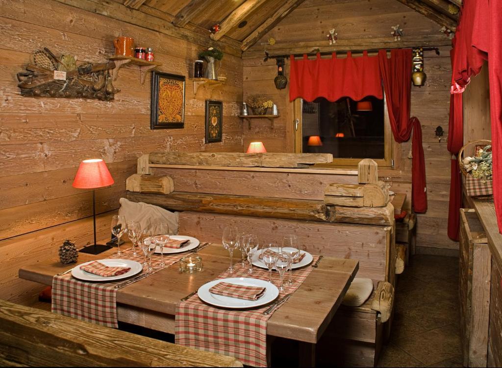 Hotel La Placa Garriguella Extérieur photo