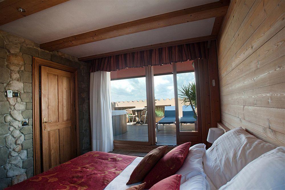 Hotel La Placa Garriguella Extérieur photo