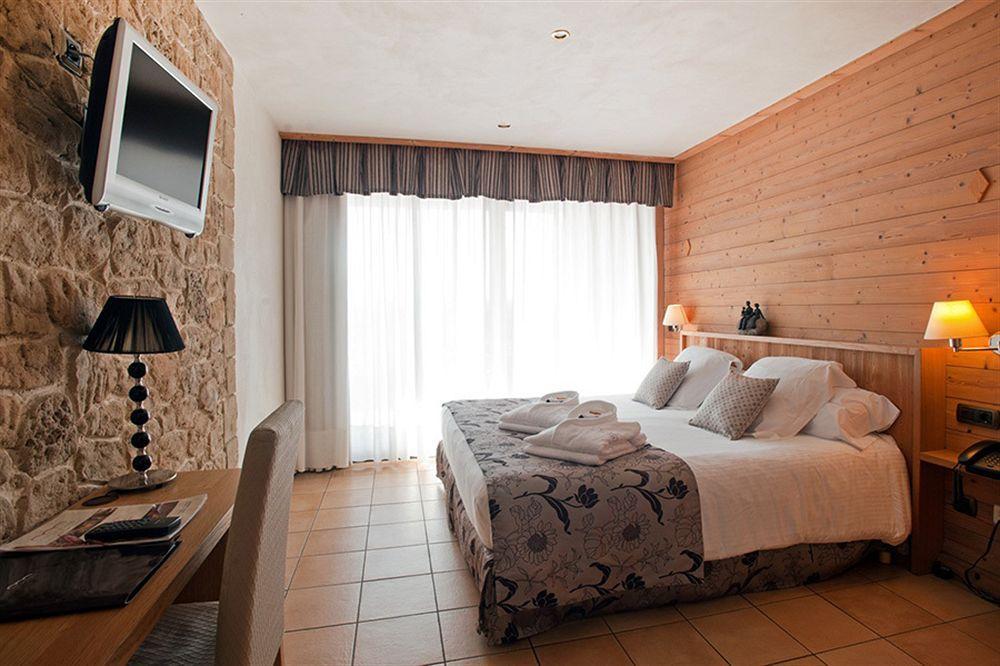Hotel La Placa Garriguella Extérieur photo