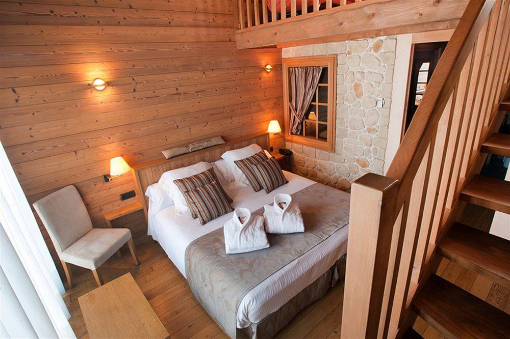 Hotel La Placa Garriguella Extérieur photo