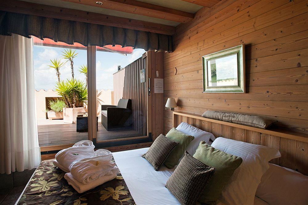 Hotel La Placa Garriguella Extérieur photo