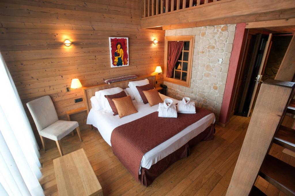 Hotel La Placa Garriguella Extérieur photo