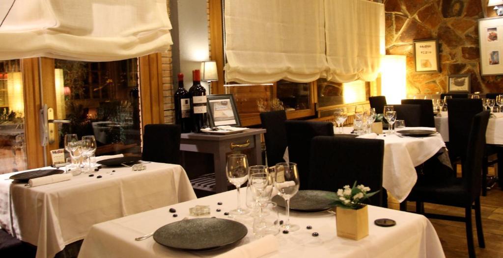 Hotel La Placa Garriguella Extérieur photo