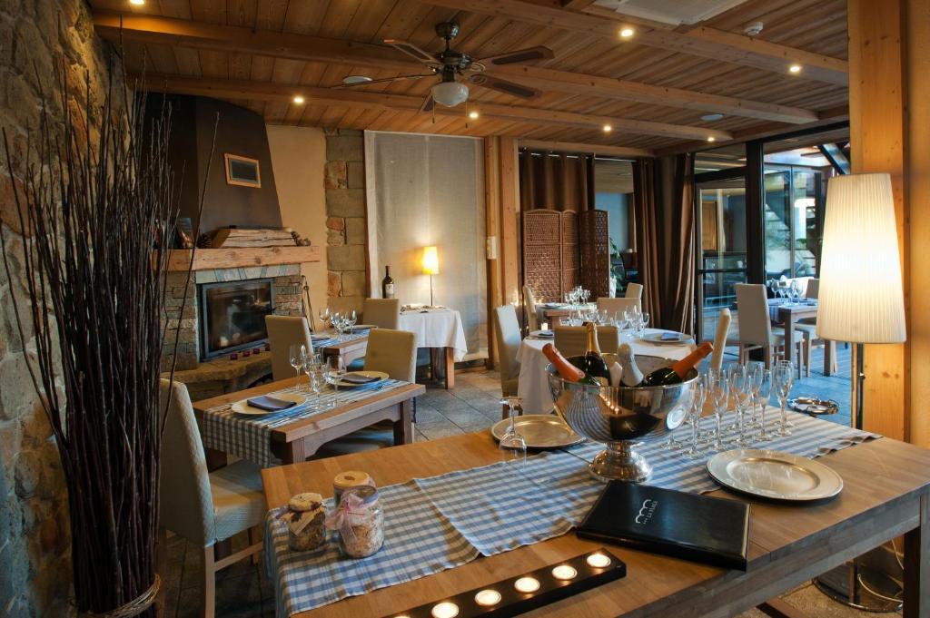 Hotel La Placa Garriguella Extérieur photo