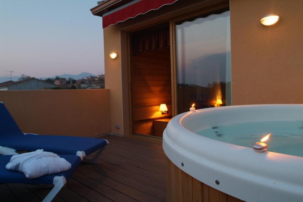 Hotel La Placa Garriguella Chambre photo