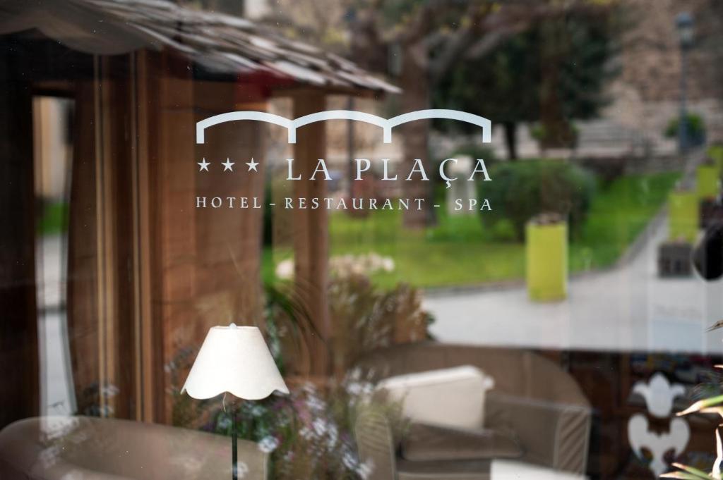 Hotel La Placa Garriguella Extérieur photo